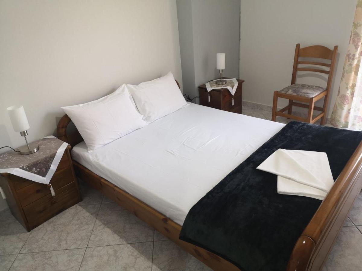 Panos & Antzy Apartments Kalamata Bagian luar foto